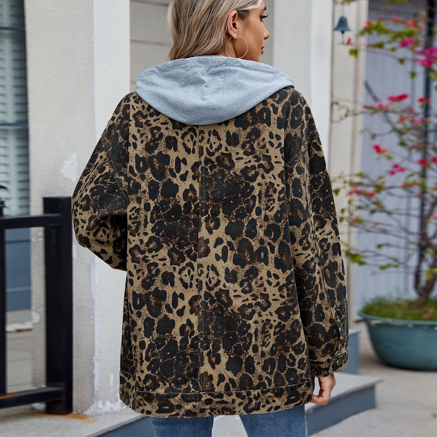 Veste en jean oversize pour femmes au design léopard moderne avec une coupe décontractée Chic und Stil-Jeans Outfit-PARIS FEMME