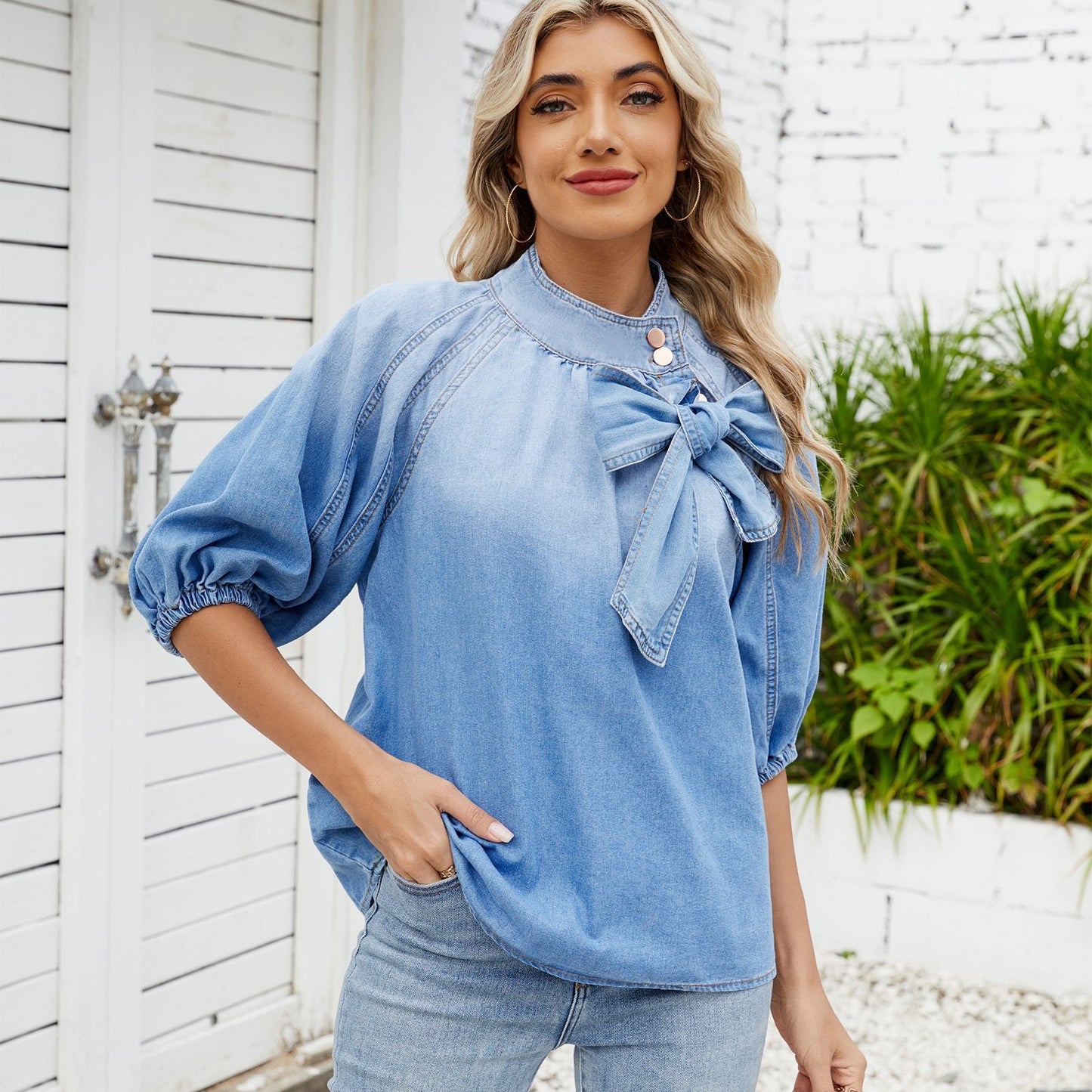 Blouse en denim pour femmes avec détail de nœud décoratif et manches bouffantes féminines Chic und Stil-Jeans Outfit-PARIS FEMME