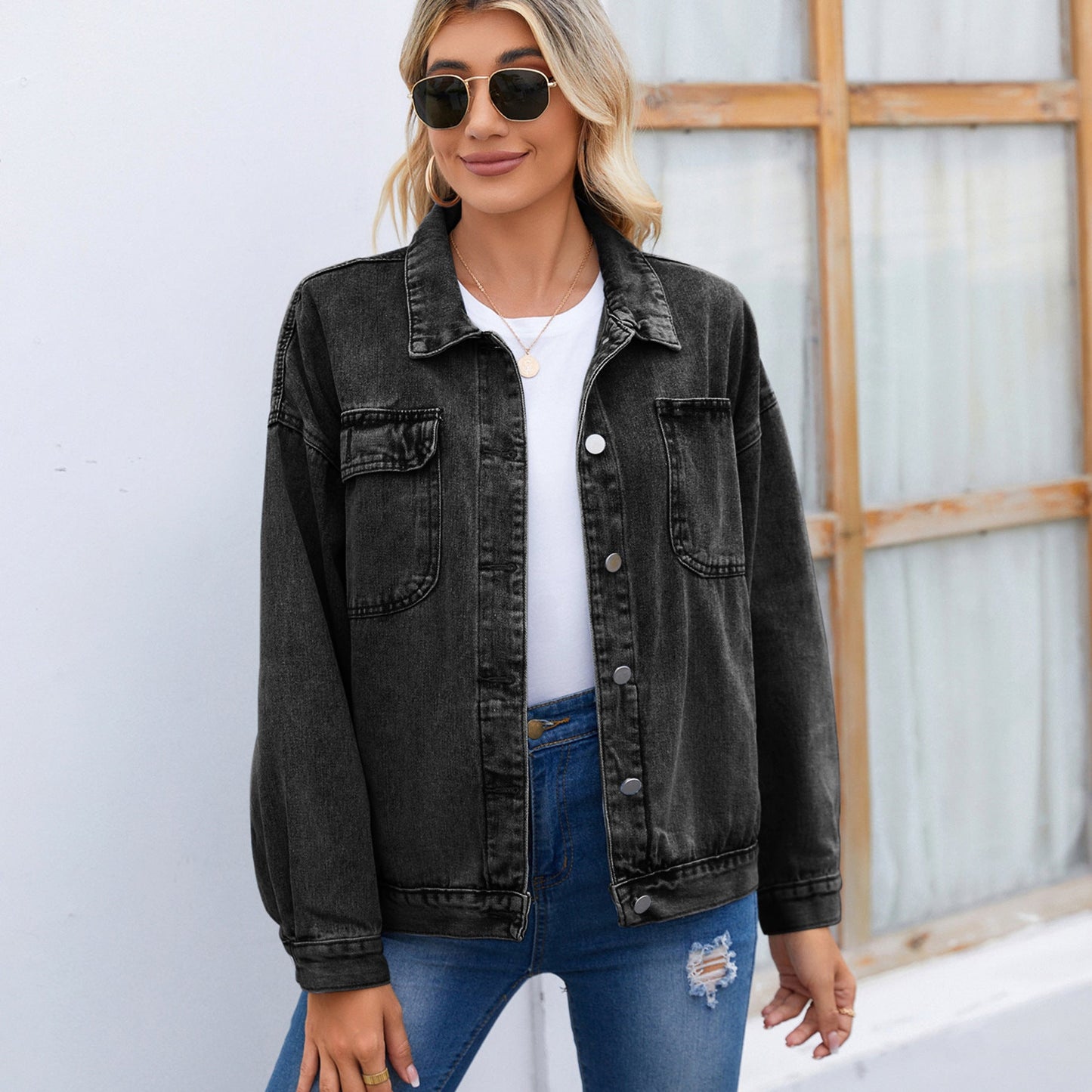 Veste en denim pour dames avec un motif léopard stylé et des poches pratiques Chic und Stil-Jeans Outfit-PARIS FEMME