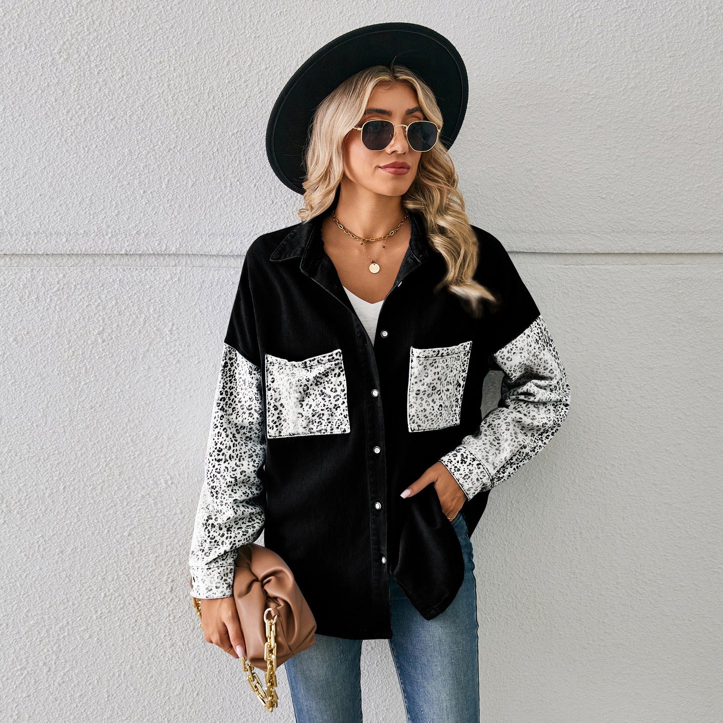 Veste en jean décontractée pour femmes avec des manches à imprimé animal contrastant Chic und Stil-Jeans Outfit-PARIS FEMME