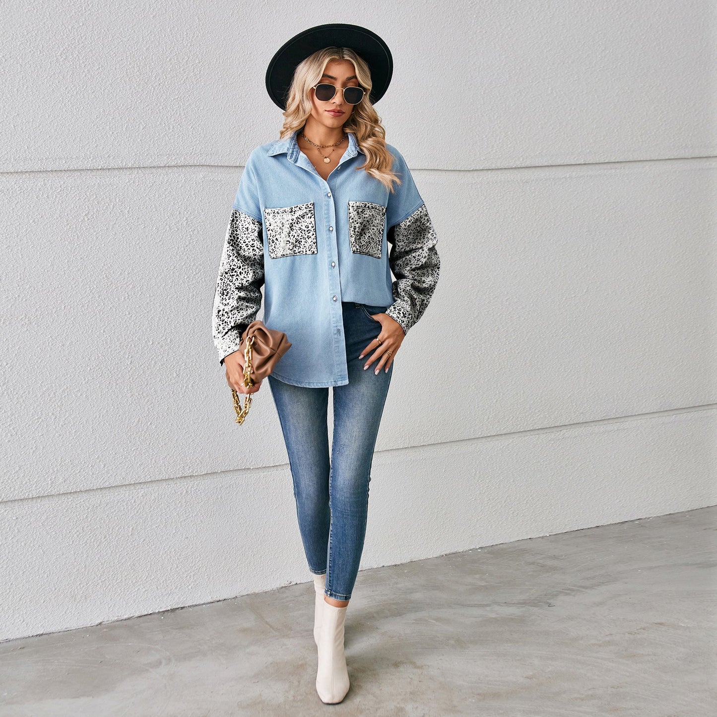 Veste en jean décontractée pour femmes avec des manches à imprimé animal contrastant Chic und Stil-Jeans Outfit-PARIS FEMME