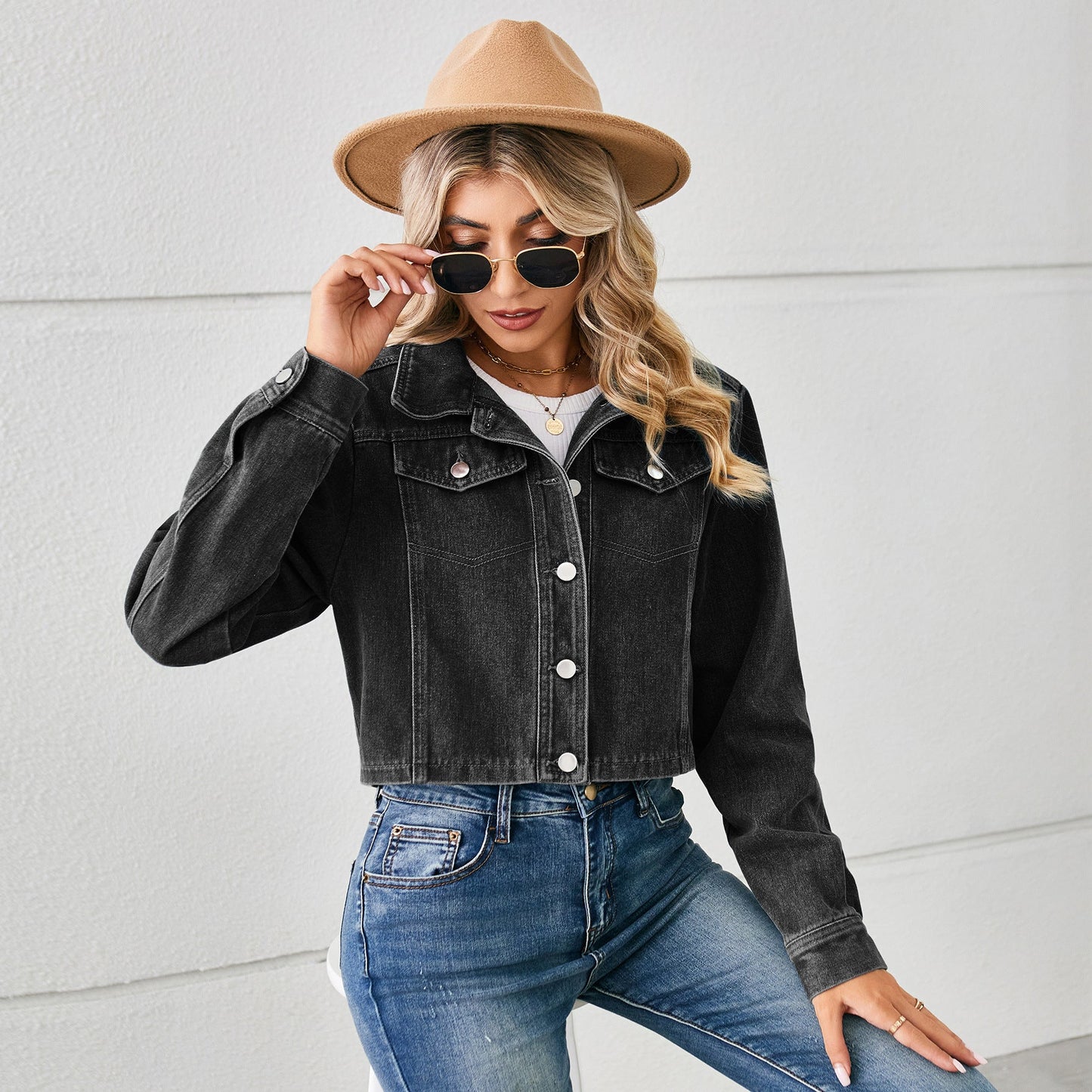 Veste en jean cropped pour femmes avec col classique Chic und Stil-Jeans Outfit-PARIS FEMME