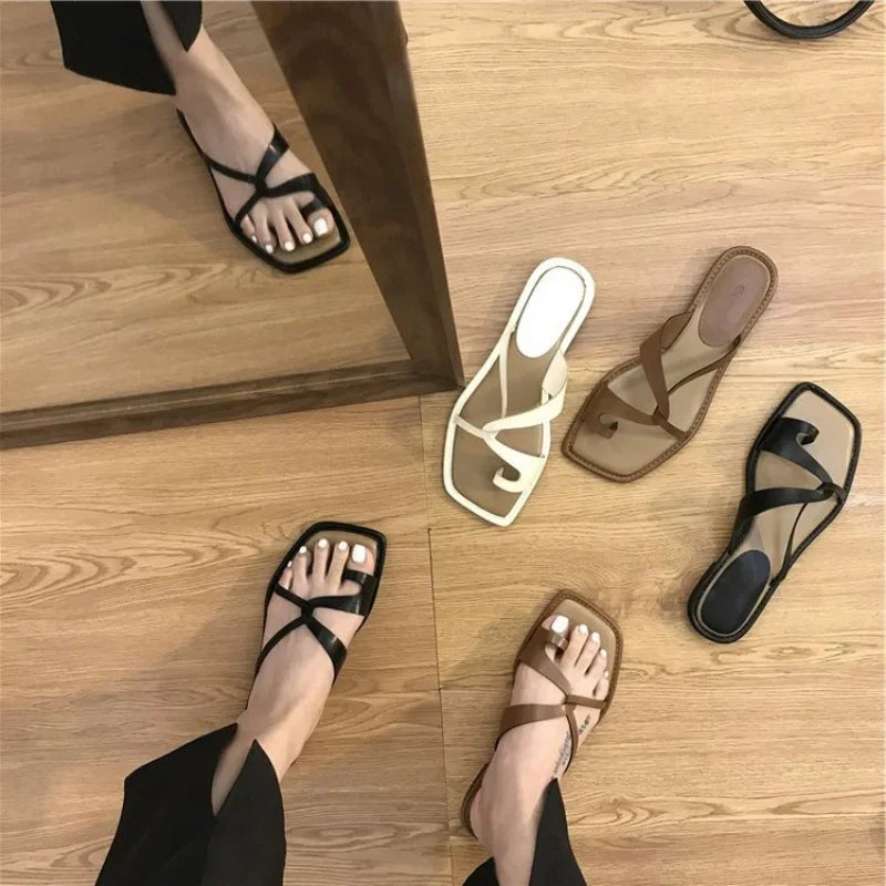 Joséphine - Sandales minimalistes à brides croisées et bout carré-Sandales-PARIS FEMME