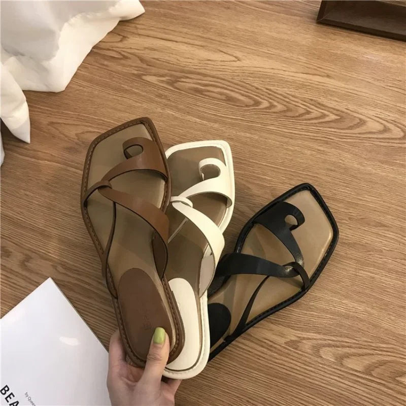 Joséphine - Sandales minimalistes à brides croisées et bout carré-Sandales-PARIS FEMME