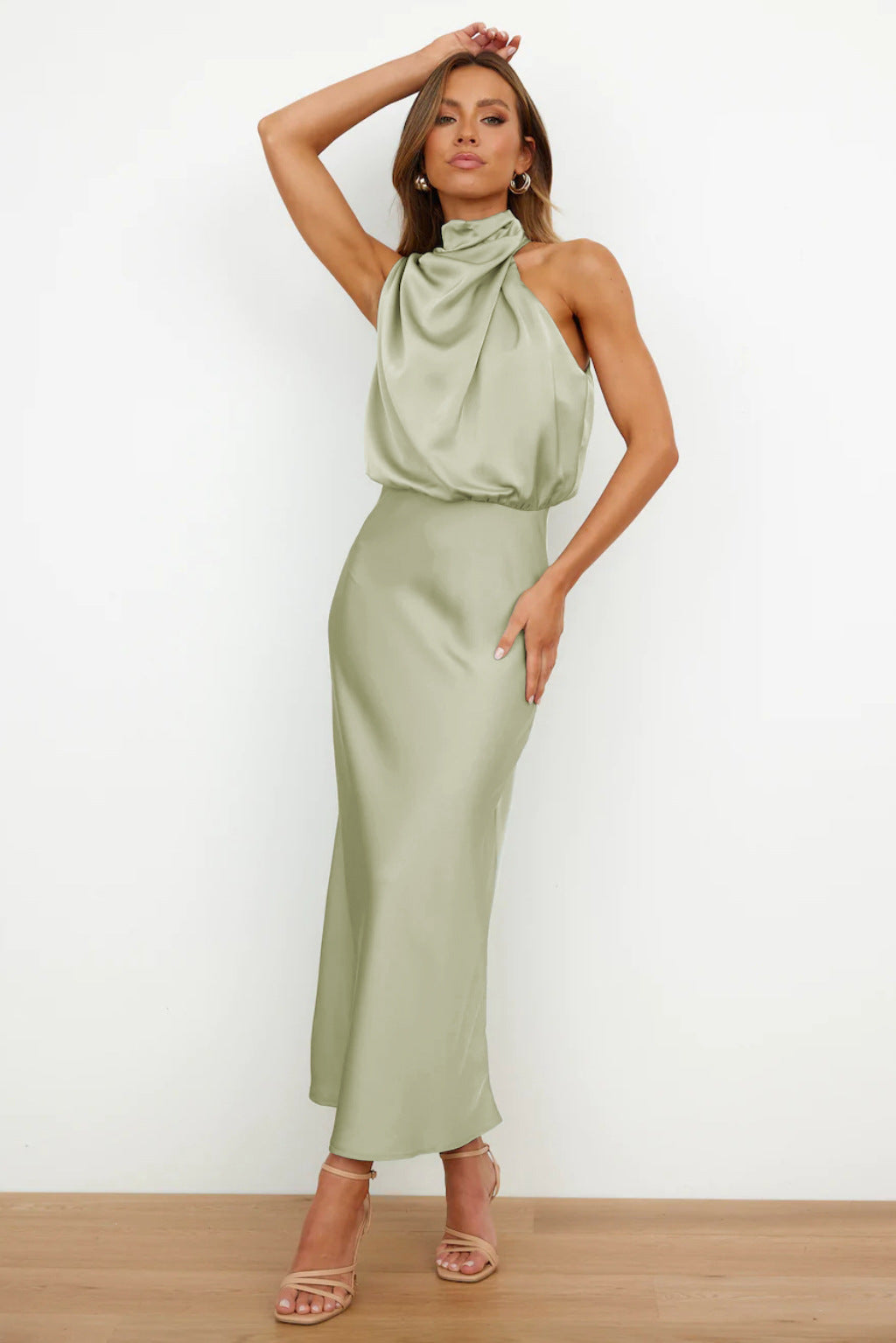 Robe de soirée satin encolure halter fluide – Amélie