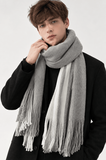 Écharpe homme longue tricot franges colour block enroulée autour du cou
