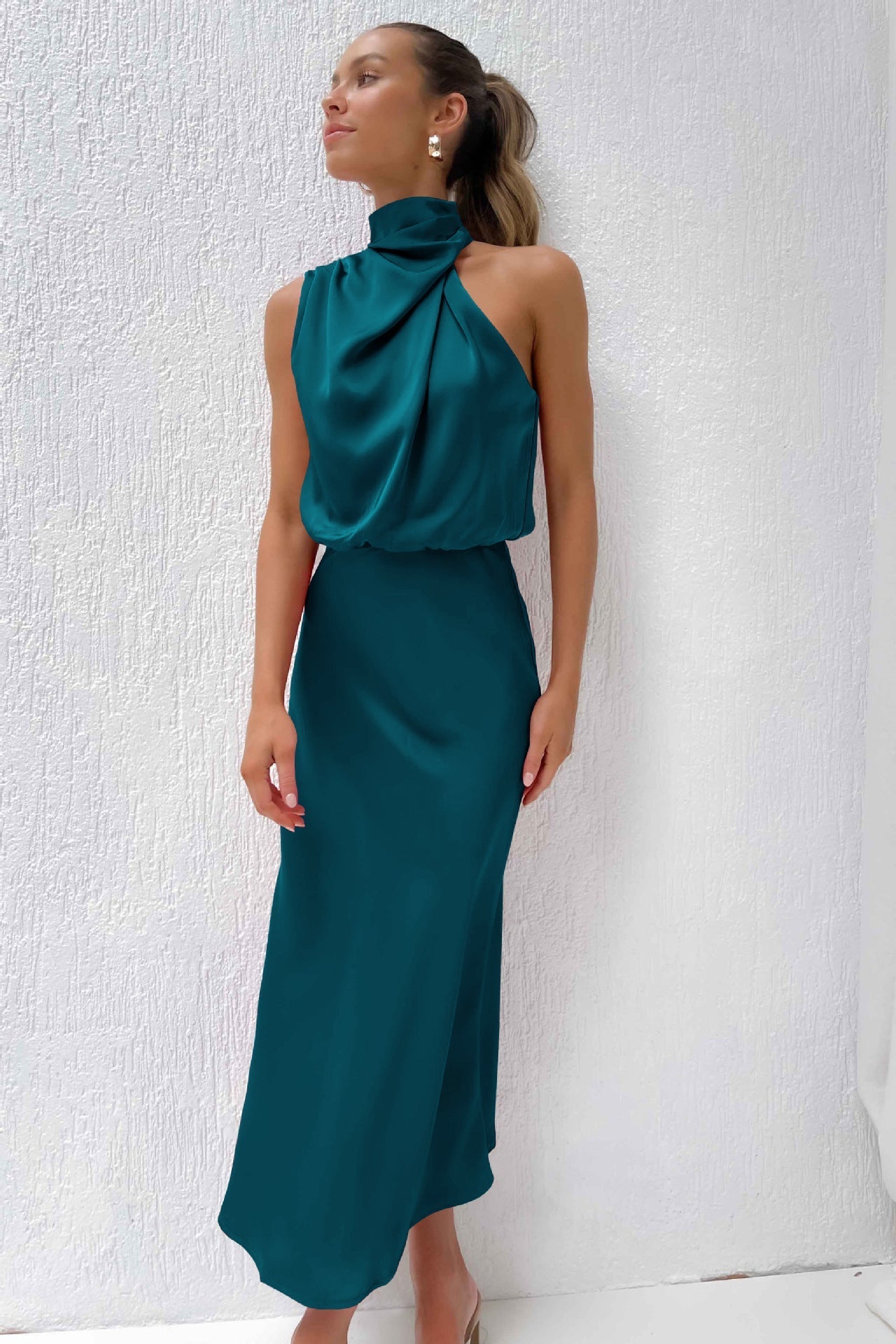 Robe de soirée satin encolure halter fluide – Amélie