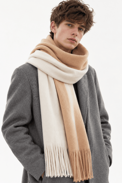 Écharpe homme longue tricot franges colour block enroulée autour du cou