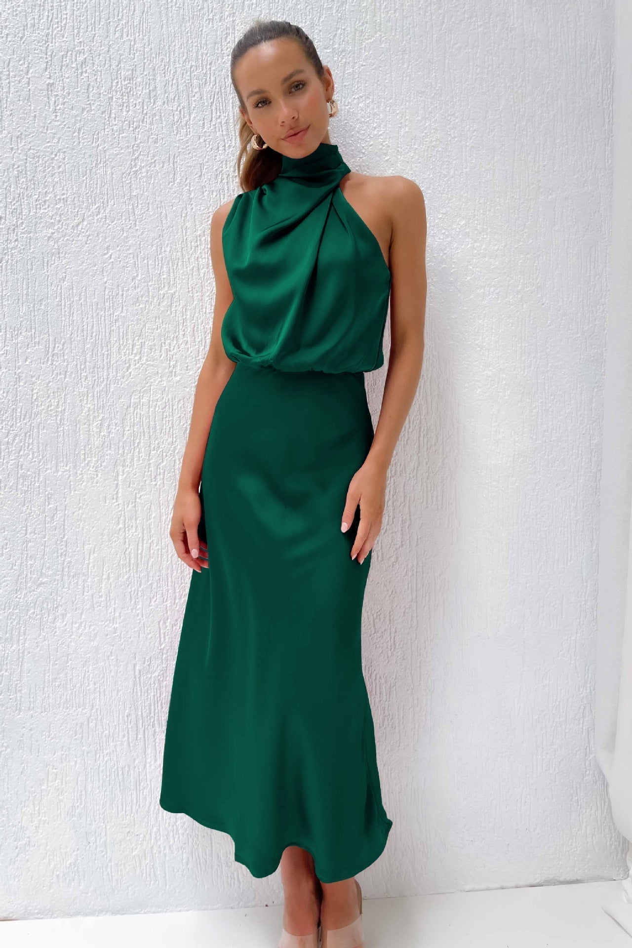 Robe de soirée satin encolure halter fluide – Amélie
