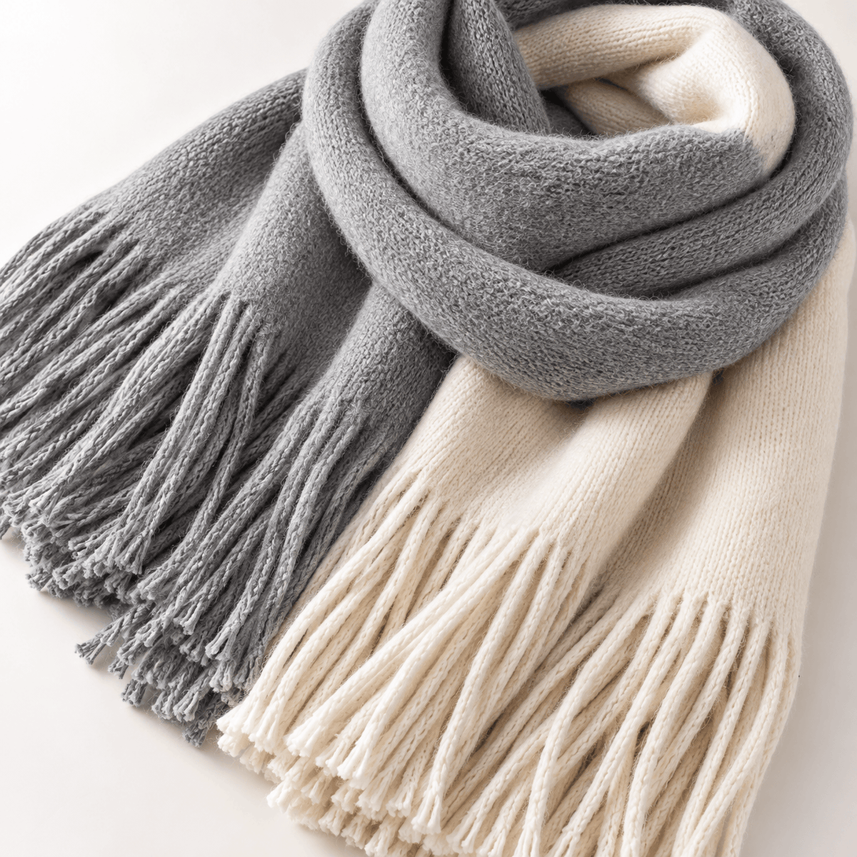 Écharpe homme longue tricot franges colour block enroulée autour du cou