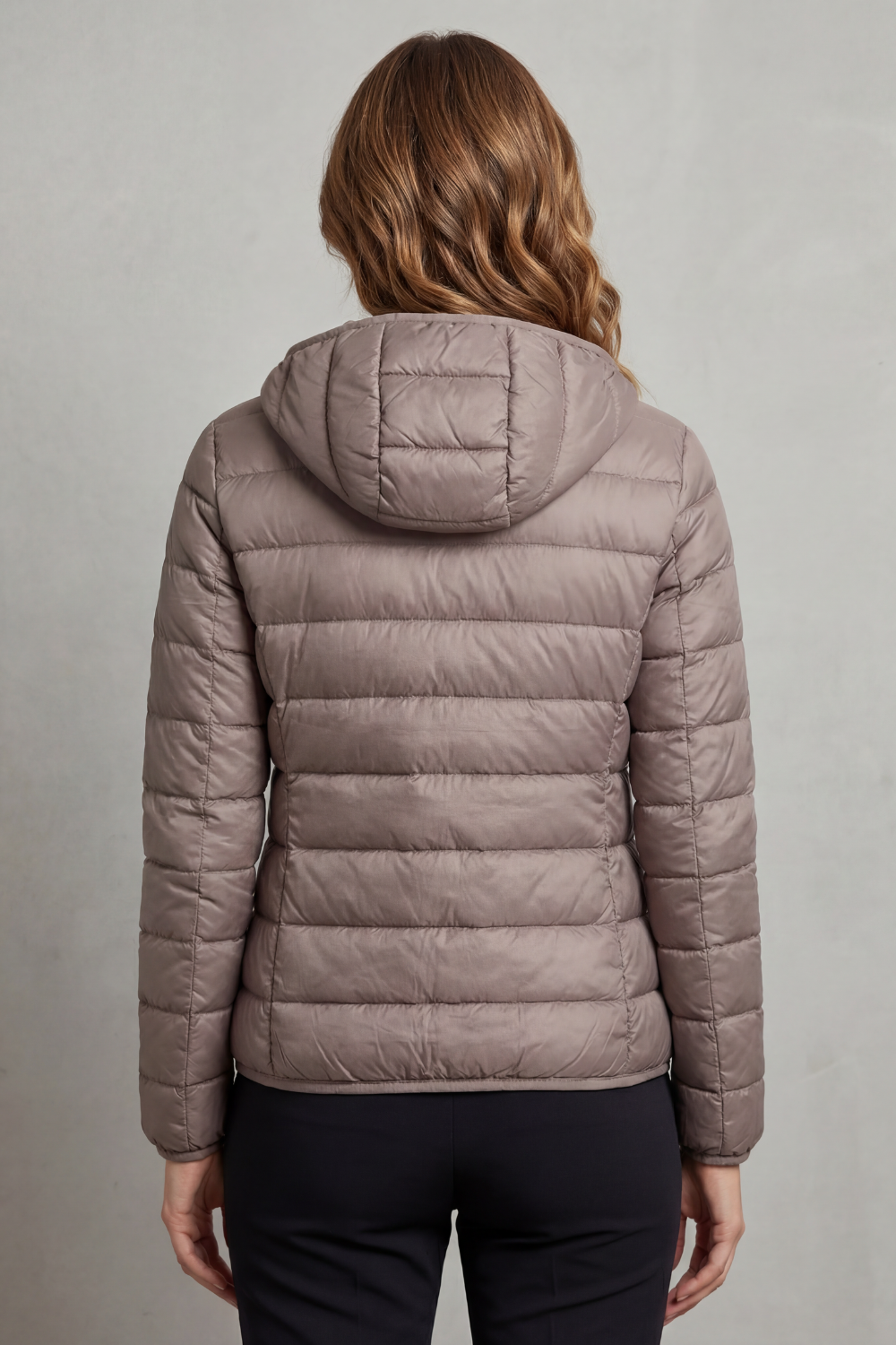 Doudoune légère compressible femme à capuche isolante, poches zippées devant