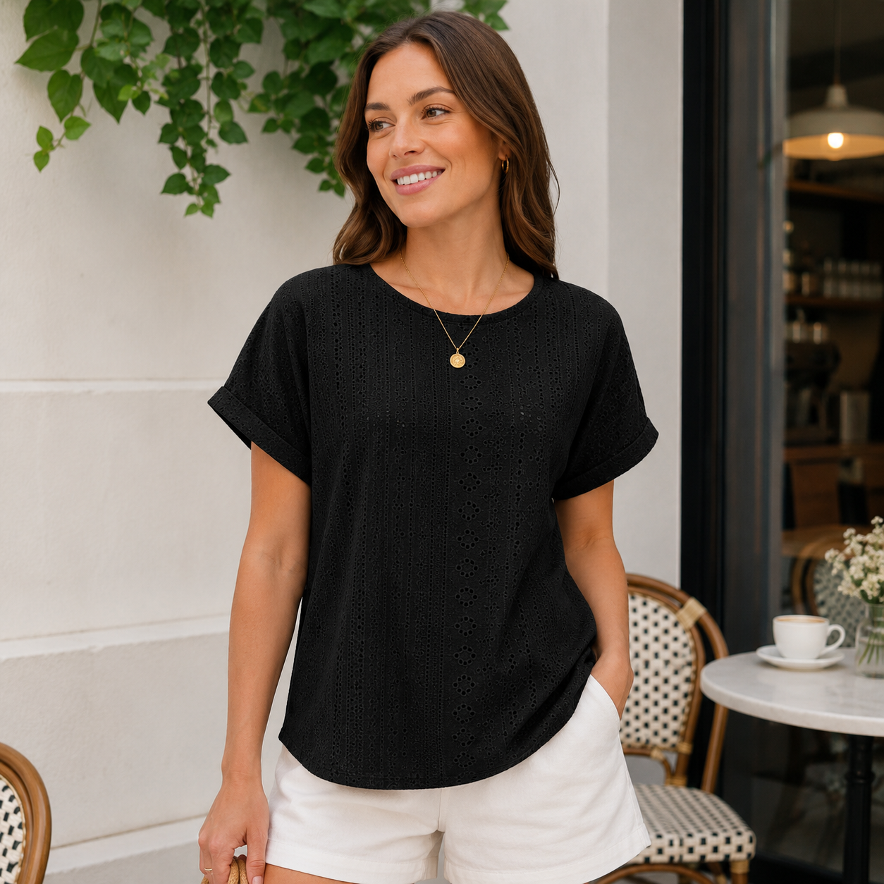T-shirt col rond femme - Détails œillets - Été chic