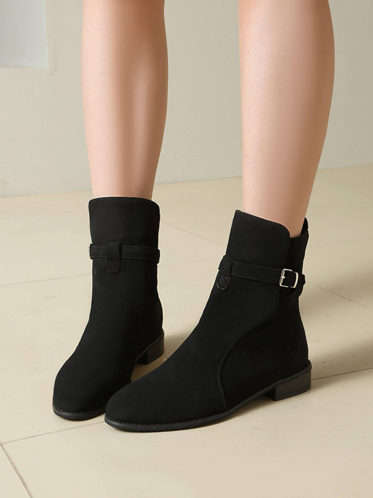 Bottines femme noires à boucle talon bas bout rond en suède synthétique