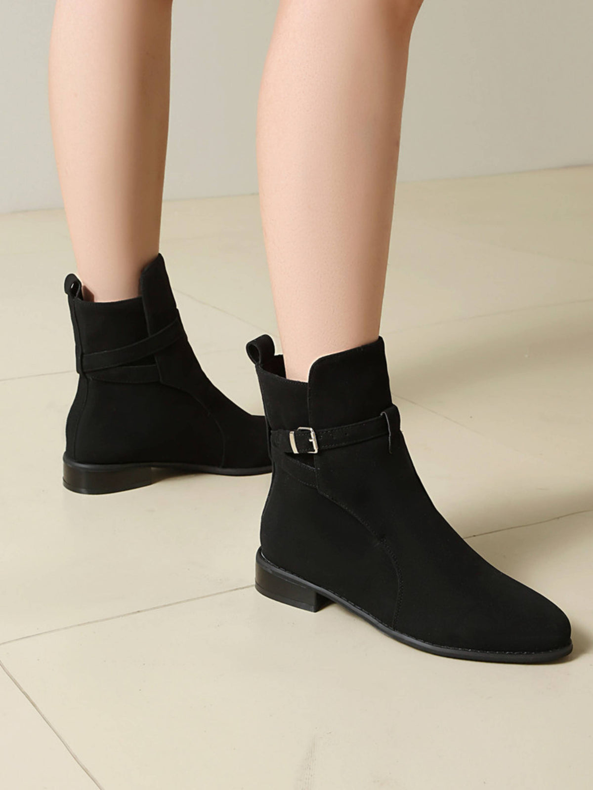 Bottines femme noires à boucle talon bas bout rond en suède synthétique
