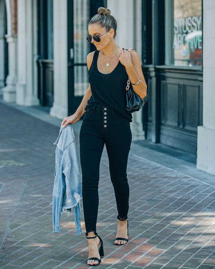 Jeans taille haute pour femmes au coupe moderne avec détail de bouton et ourlet effiloché Chic und Stil-Jeans-PARIS FEMME