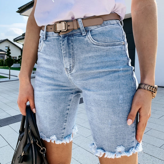 Shorts en denim détruit pour femmes avec bords effilochés et bande latérale Chic und Stil-Short en jean-PARIS FEMME
