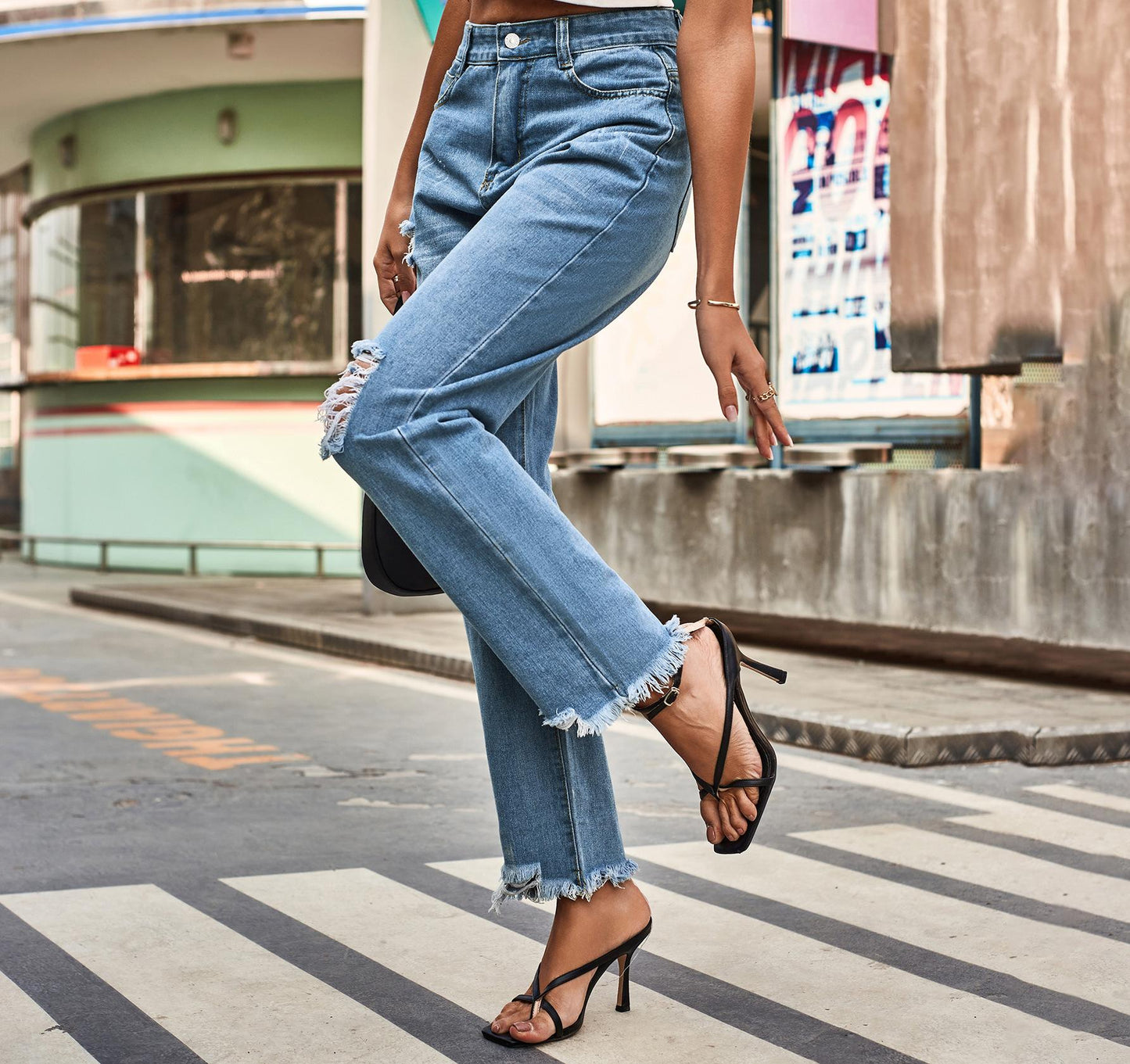 Jeans détruits pour femmes dans une coupe boyfriend moderne avec des détails effilochés Chic und Stil-Jeans-PARIS FEMME
