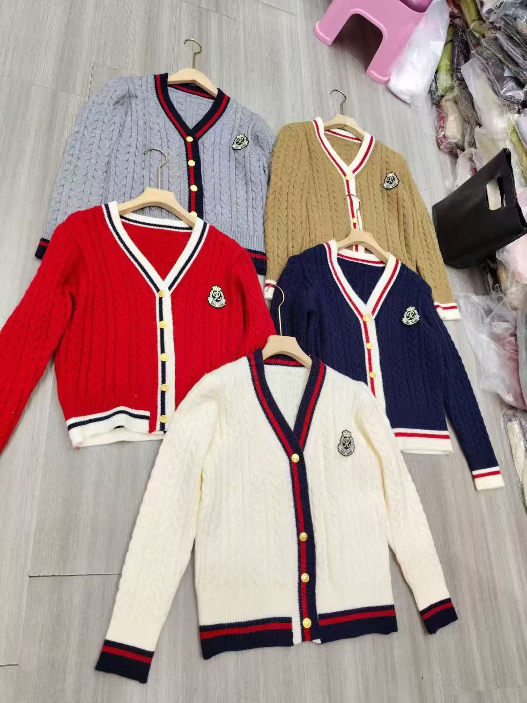 Cardigan tricot femme col V bicolore motif torsadé style universitaire rétro