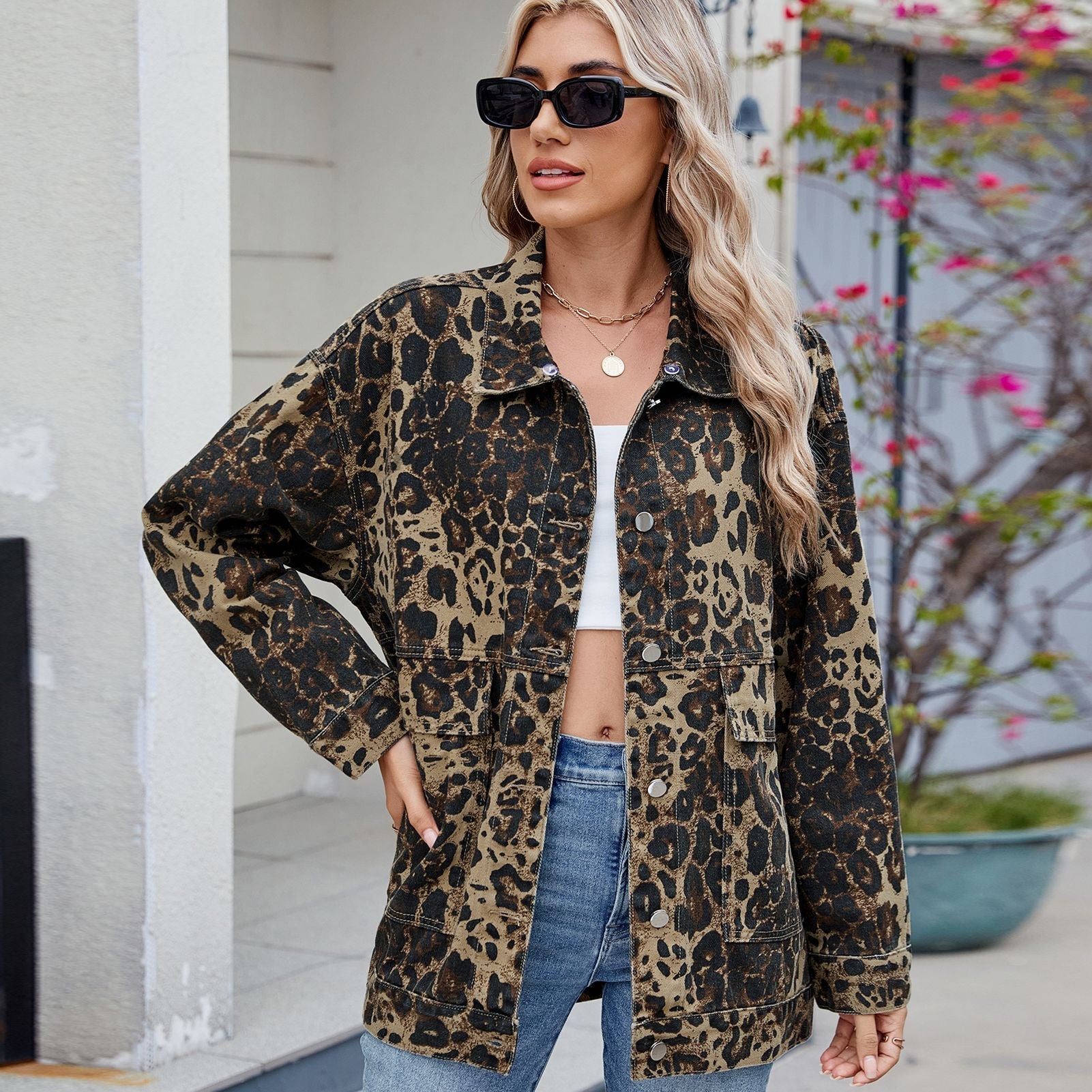 Veste en jean oversize pour femmes au design léopard moderne avec une coupe décontractée Chic und Stil-Jeans Outfit-PARIS FEMME