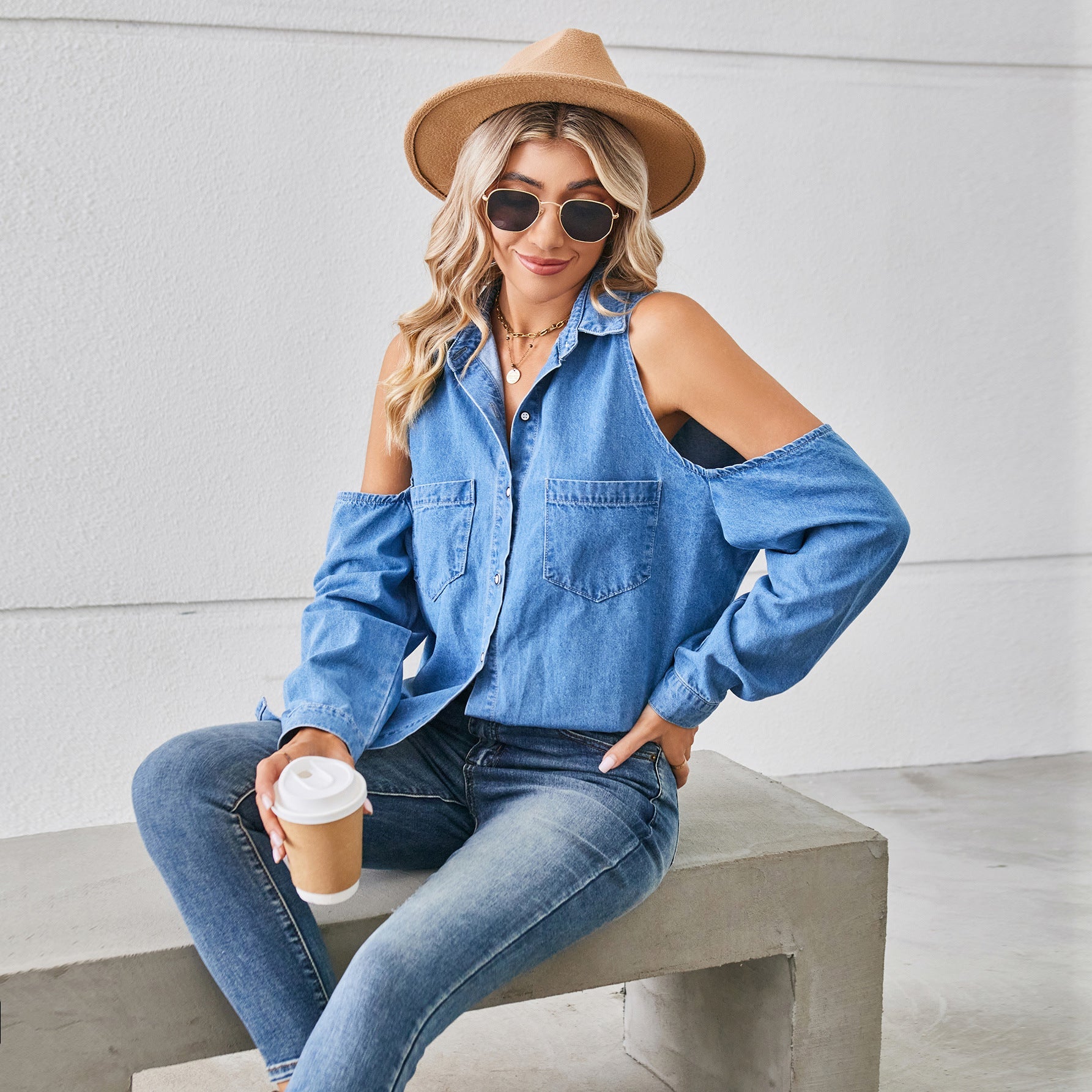 Chemise en denim pour femmes avec des manches raglan et des poches poitrine Chic und Stil-Jeans Outfit-PARIS FEMME