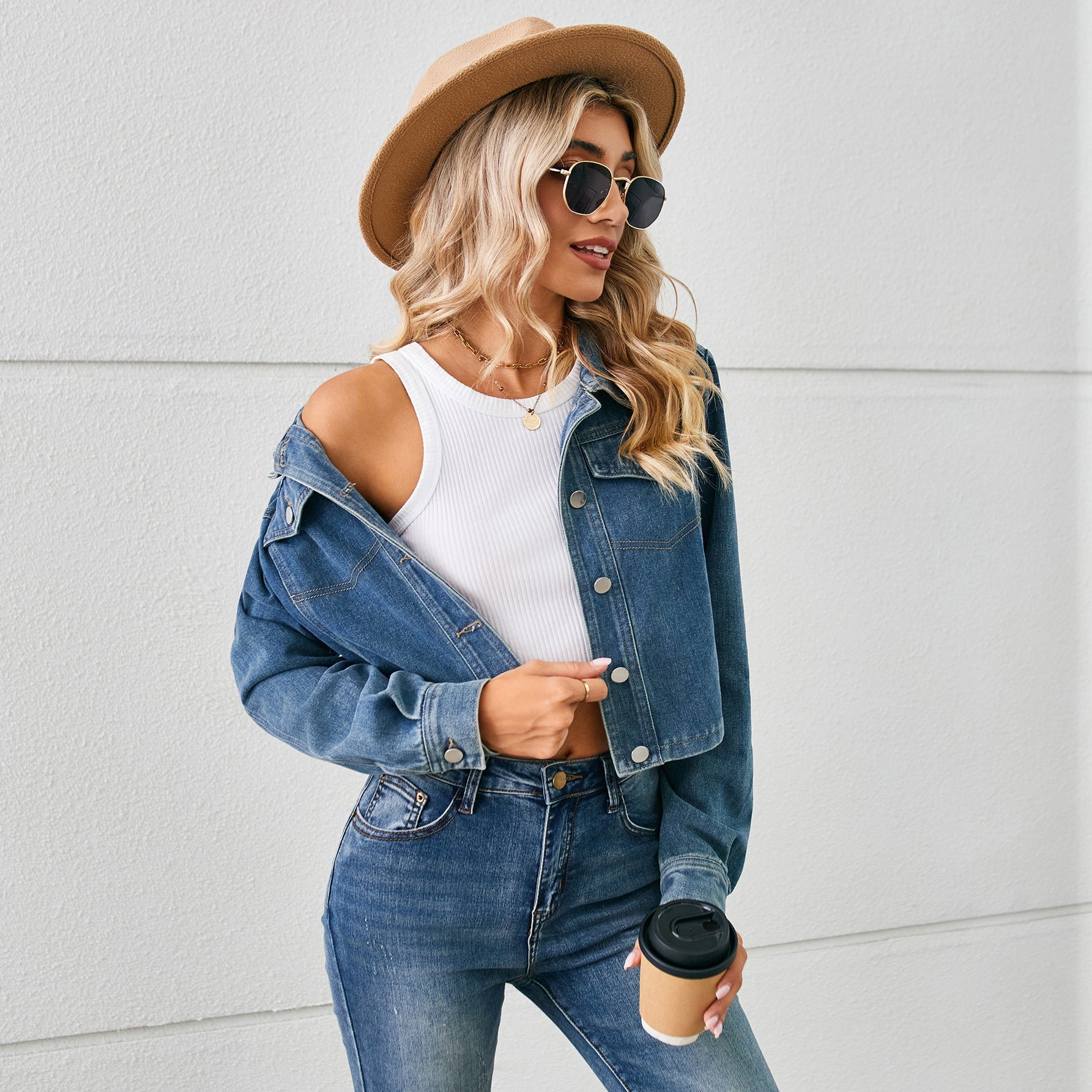 Veste en jean cropped pour femmes avec col classique Chic und Stil-Jeans Outfit-PARIS FEMME