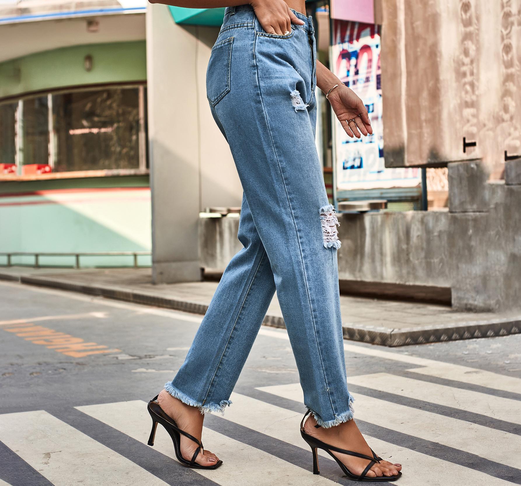 Jeans détruits pour femmes dans une coupe boyfriend moderne avec des détails effilochés Chic und Stil-Jeans-PARIS FEMME