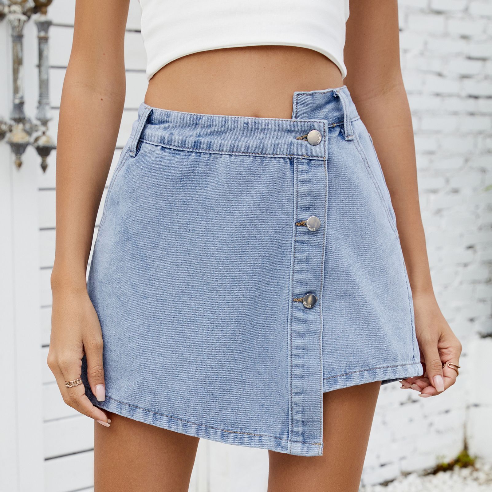 Robe en denim pour dames avec ourlet asymétrique et détails pratiques de boutons Chic und Stil-Short en jean-PARIS FEMME