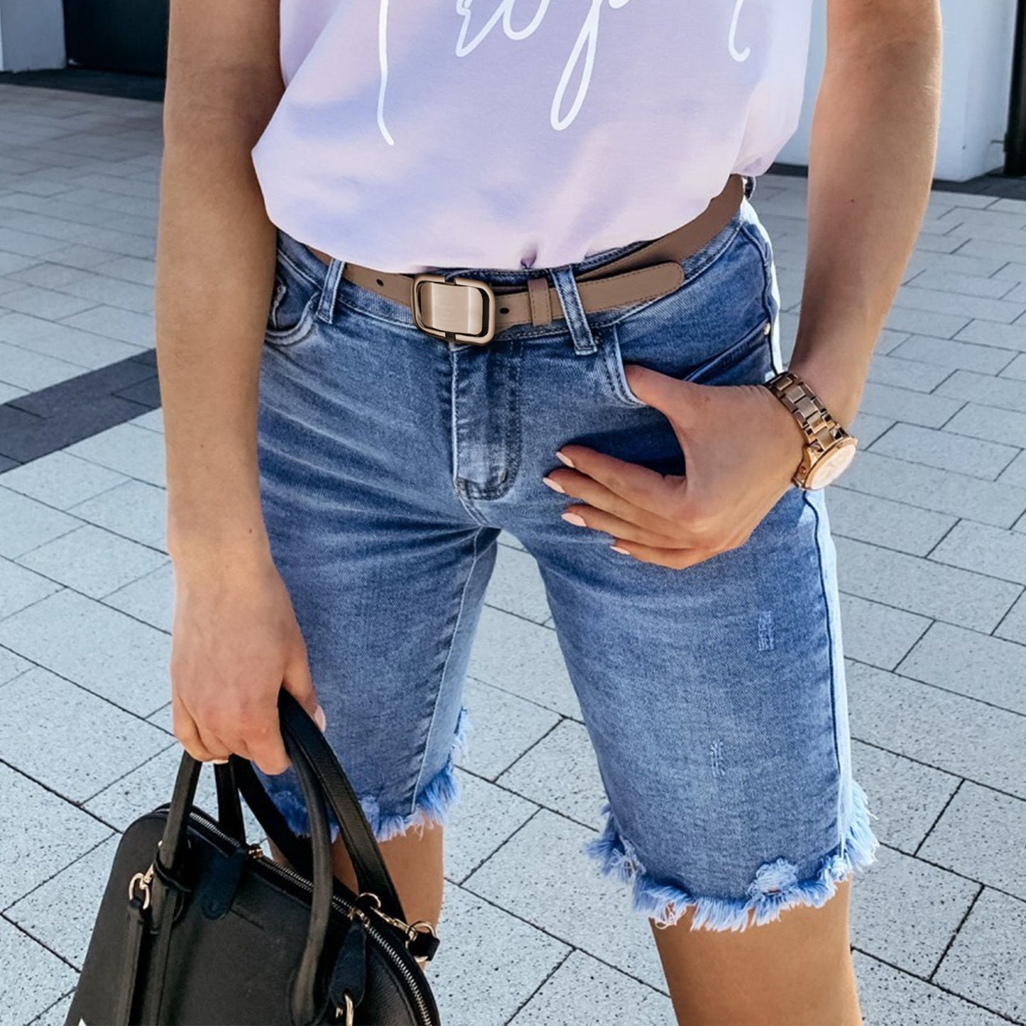 Shorts en denim détruit pour femmes avec bords effilochés et bande latérale Chic und Stil-Short en jean-PARIS FEMME
