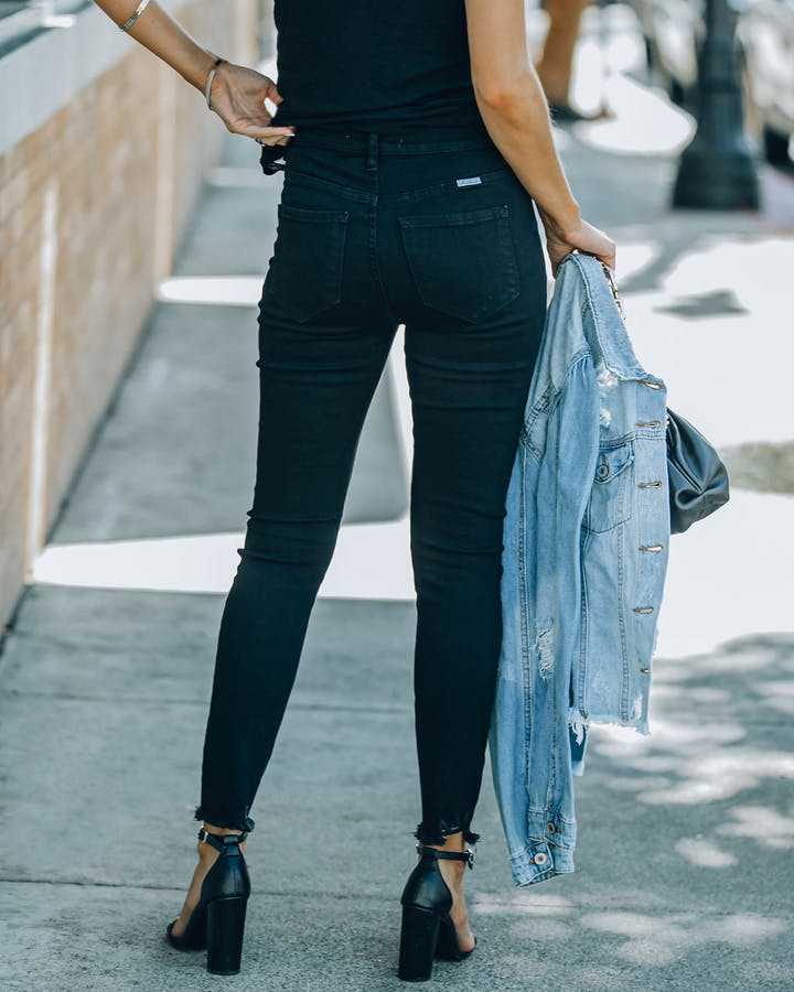 Jeans taille haute pour femmes au coupe moderne avec détail de bouton et ourlet effiloché Chic und Stil-Jeans-PARIS FEMME