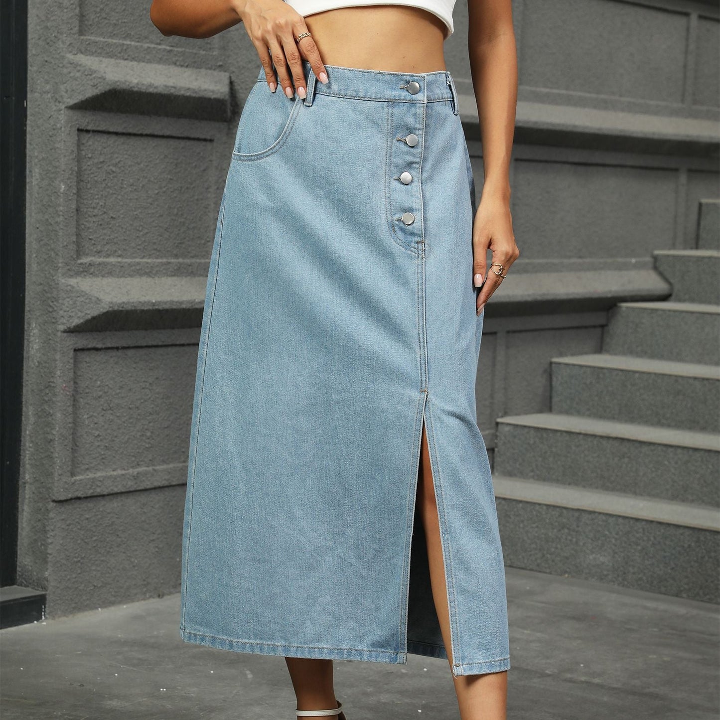 Jupe maxi en denim pour femme avec fente latérale et détails de bouton Chic und Stil-Short en jean-PARIS FEMME