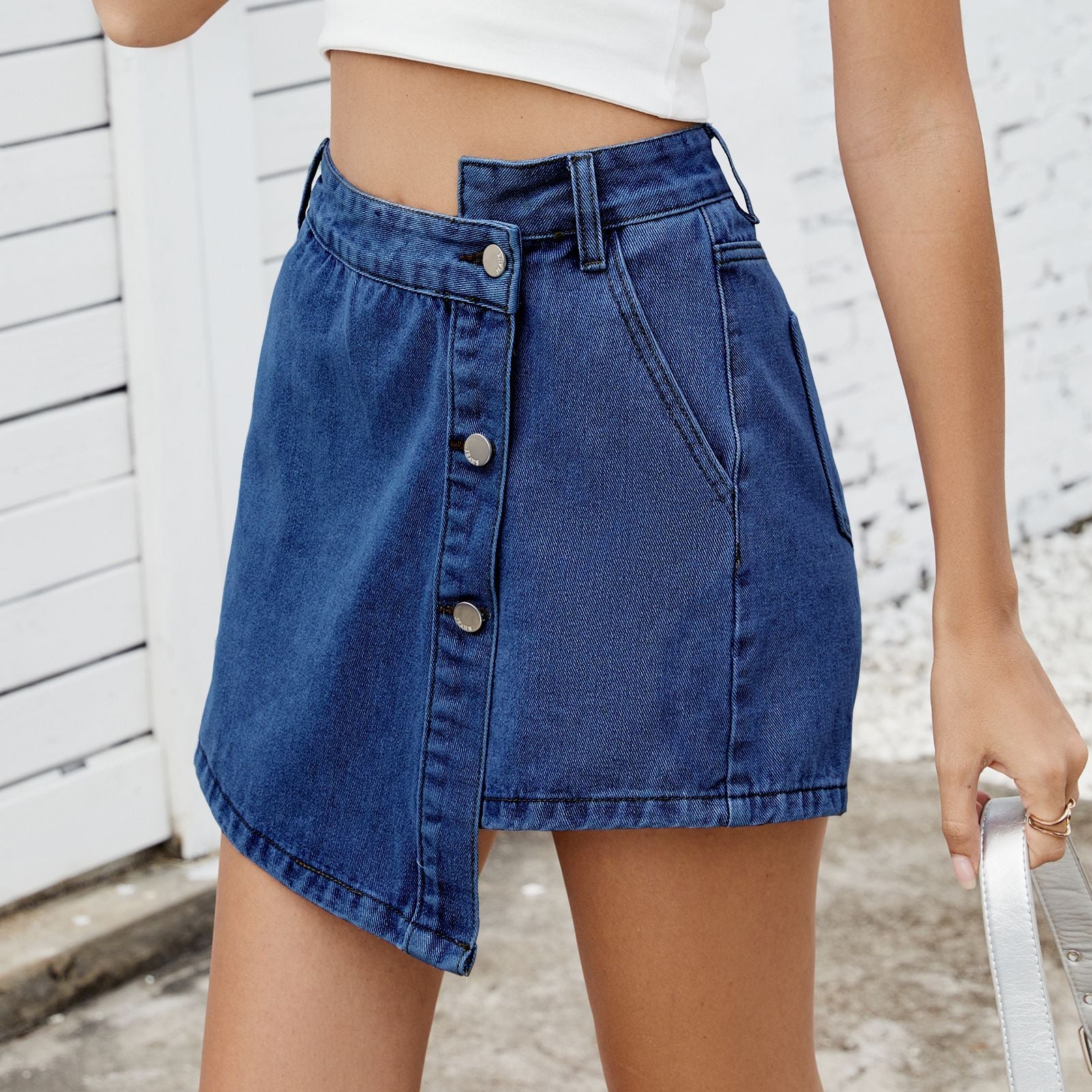 Robe en denim pour dames avec ourlet asymétrique et détails pratiques de boutons Chic und Stil-Short en jean-PARIS FEMME