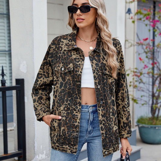 Veste en denim pour femmes au design léopard tendance avec une coupe décontractée Chic und Stil-Jeans Outfit-PARIS FEMME