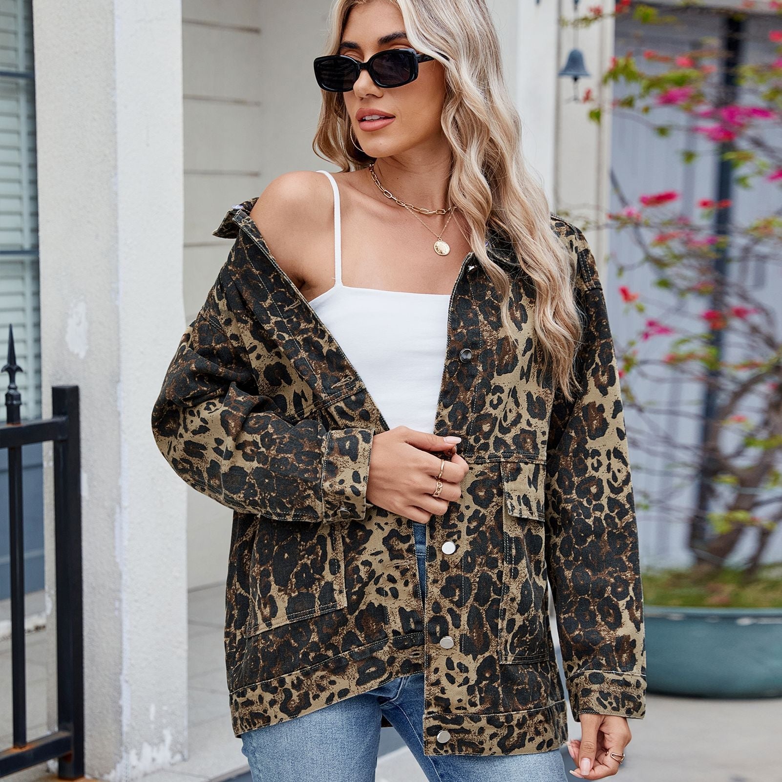 Veste en jean oversize pour femmes au design léopard moderne avec une coupe décontractée Chic und Stil-Jeans Outfit-PARIS FEMME