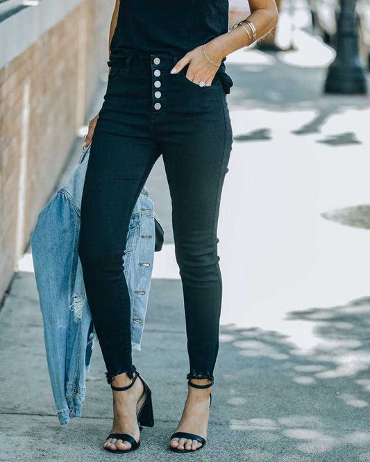 Jeans taille haute pour femmes au coupe moderne avec détail de bouton et ourlet effiloché Chic und Stil-Jeans-PARIS FEMME