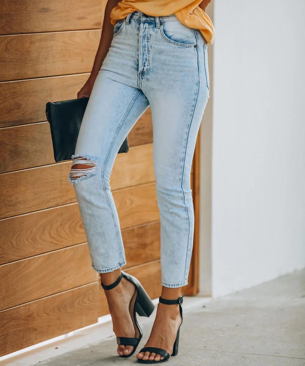 Jeans taille haute pour femmes avec détails déchirés et coupe slim Chic und Stil-Jeans-PARIS FEMME