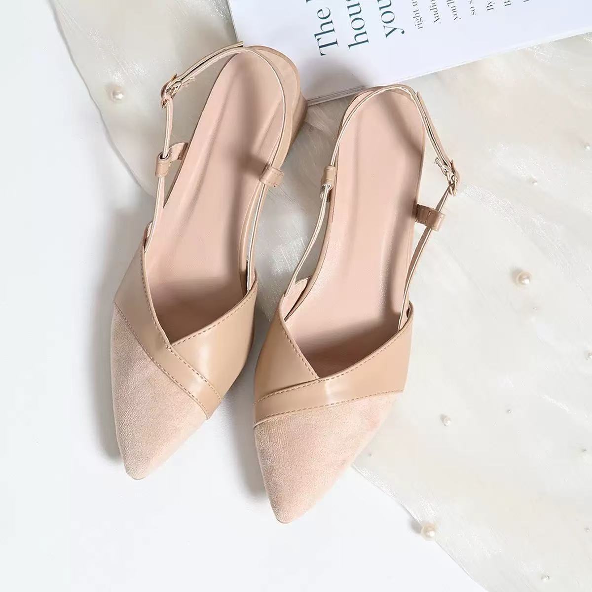 Escarpins slingback talon bloc femme bout pointu coloris abricot et blanc cassé