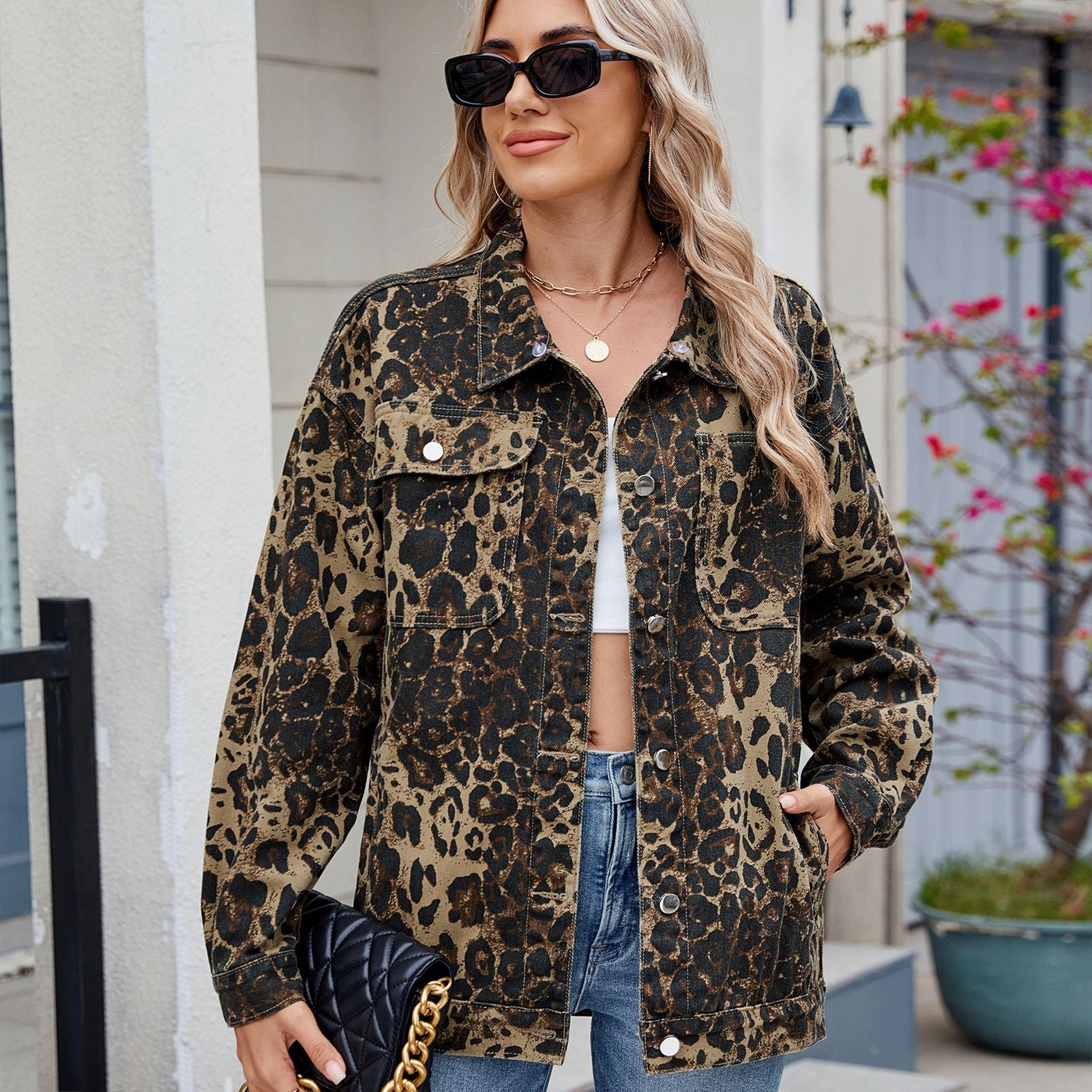 Veste en denim pour femmes au style oversize décontracté avec poches pratiques Chic und Stil-Jeans Outfit-PARIS FEMME