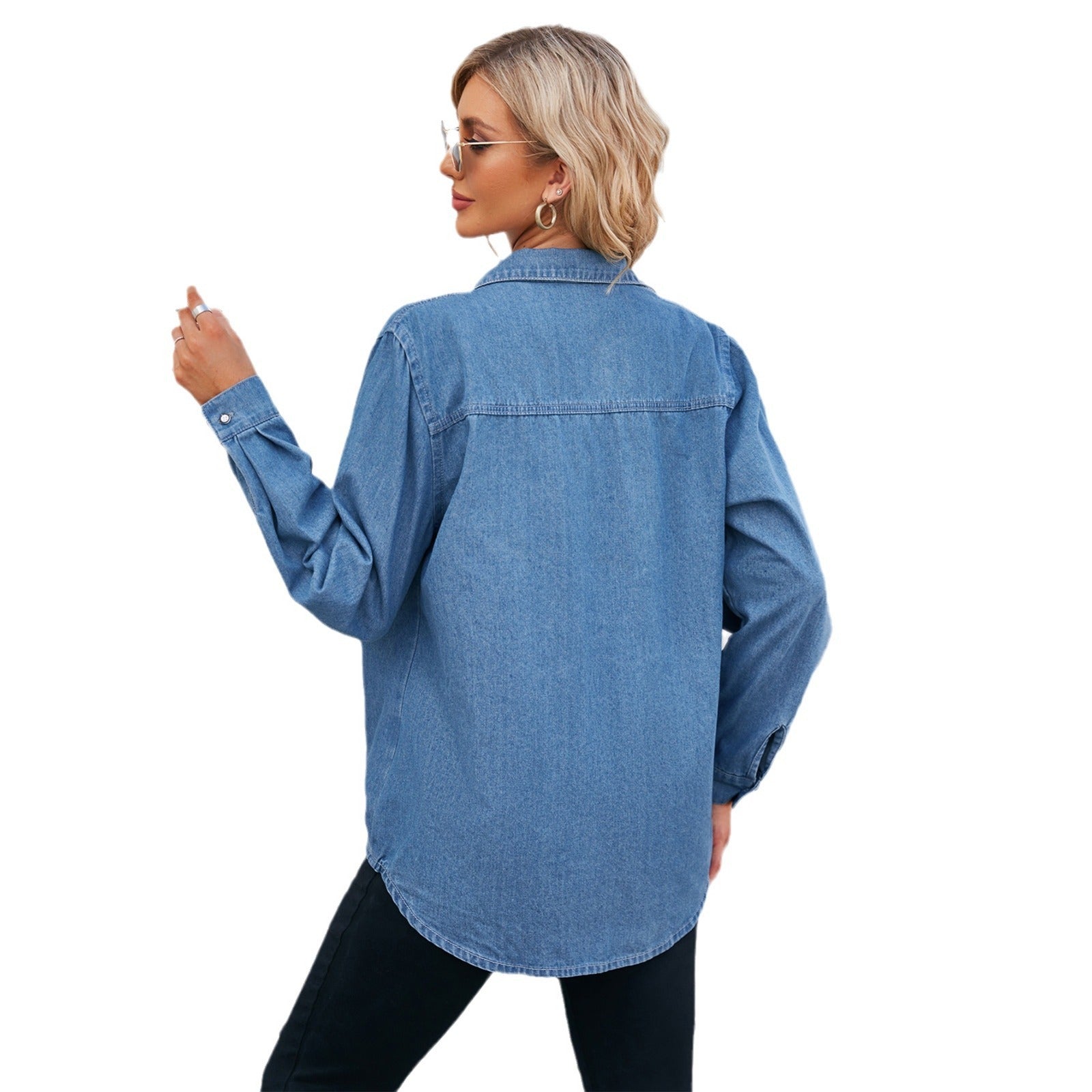 Chemisier en denim pour femmes avec une coupe décontractée et des poches appliquées Chic und Stil-Jeans Outfit-PARIS FEMME