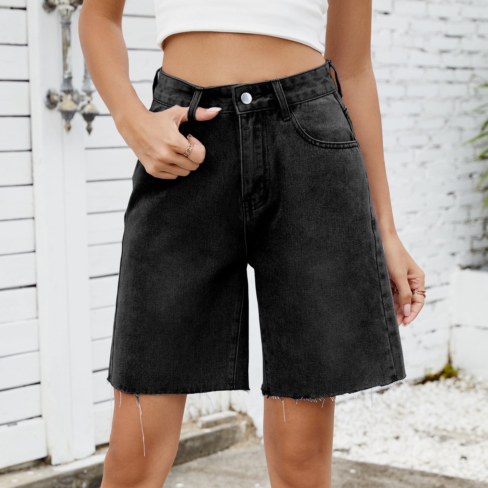 Shorts en denim pour femmes avec une coupe moderne à bord frangé Chic und Stil-Short en jean-PARIS FEMME