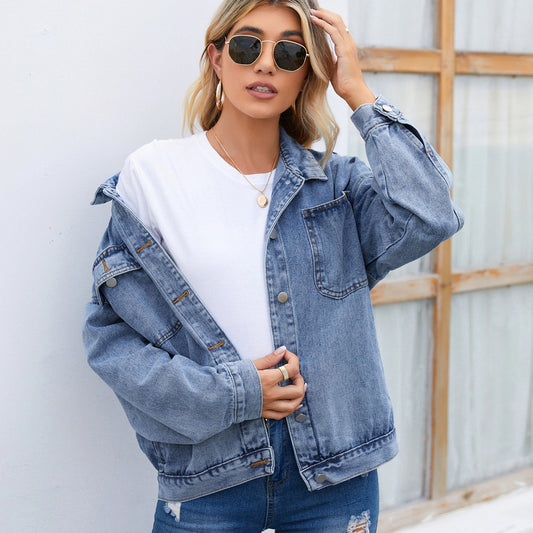 Veste en denim pour dames avec un motif léopard stylé et des poches pratiques Chic und Stil-Jeans Outfit-PARIS FEMME