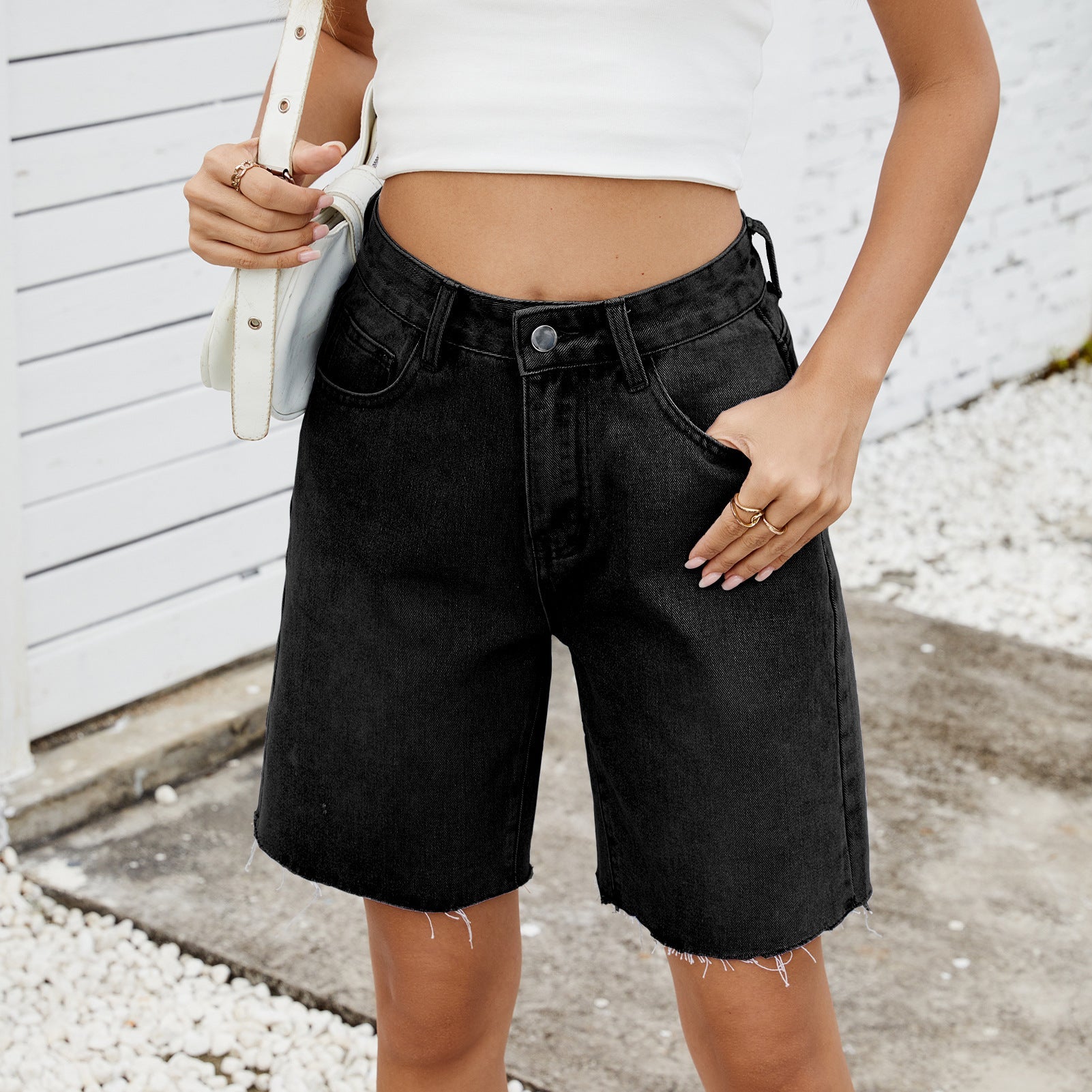Shorts en denim pour femmes avec une coupe moderne à bord frangé Chic und Stil-Short en jean-PARIS FEMME