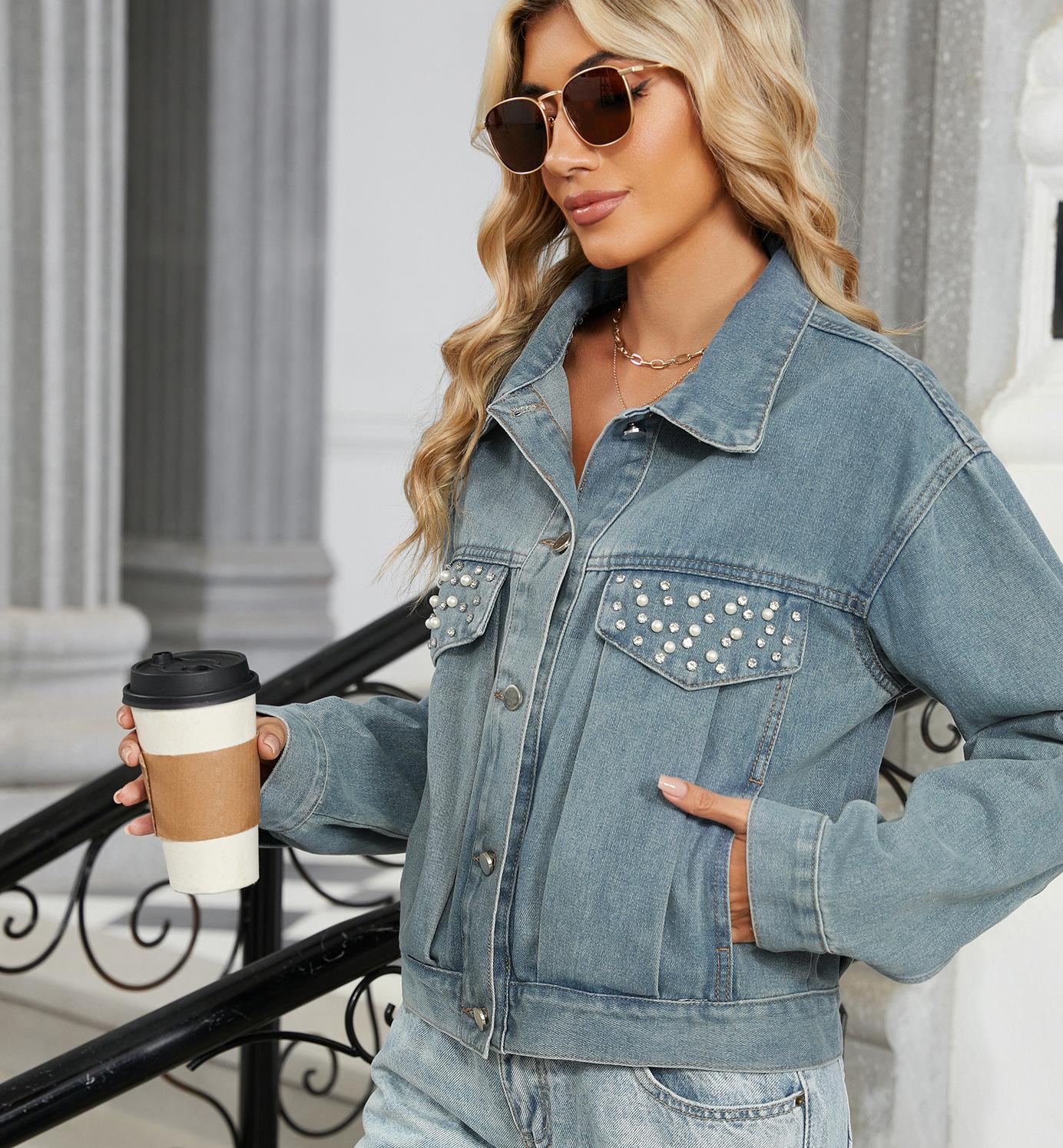 Veste en denim pour femmes avec des strass scintillants et une coupe moderne Chic und Stil-Jeans Outfit-PARIS FEMME