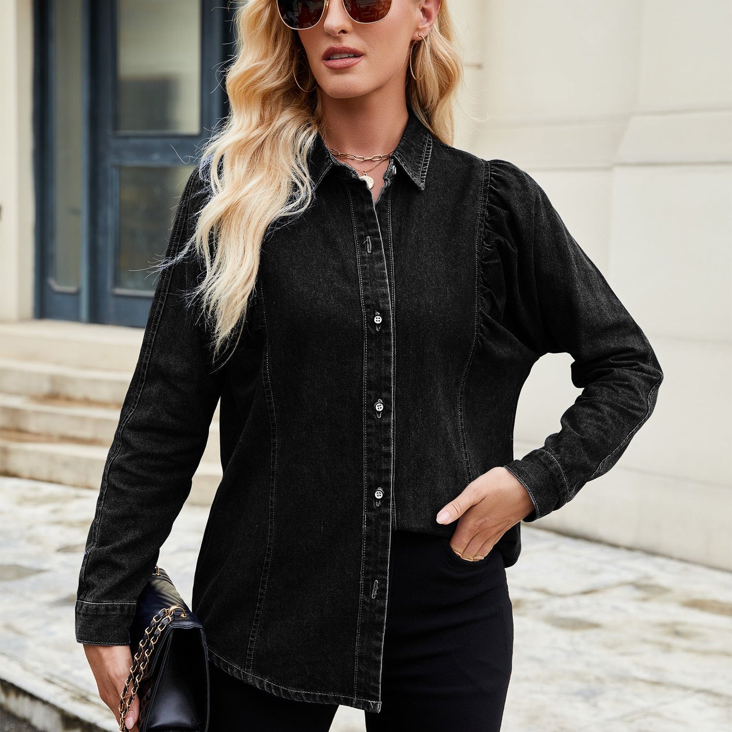 Blouse en denim pour femmes avec des détails en volants et une coupe cintrée Chic und Stil-Jeans Outfit-PARIS FEMME