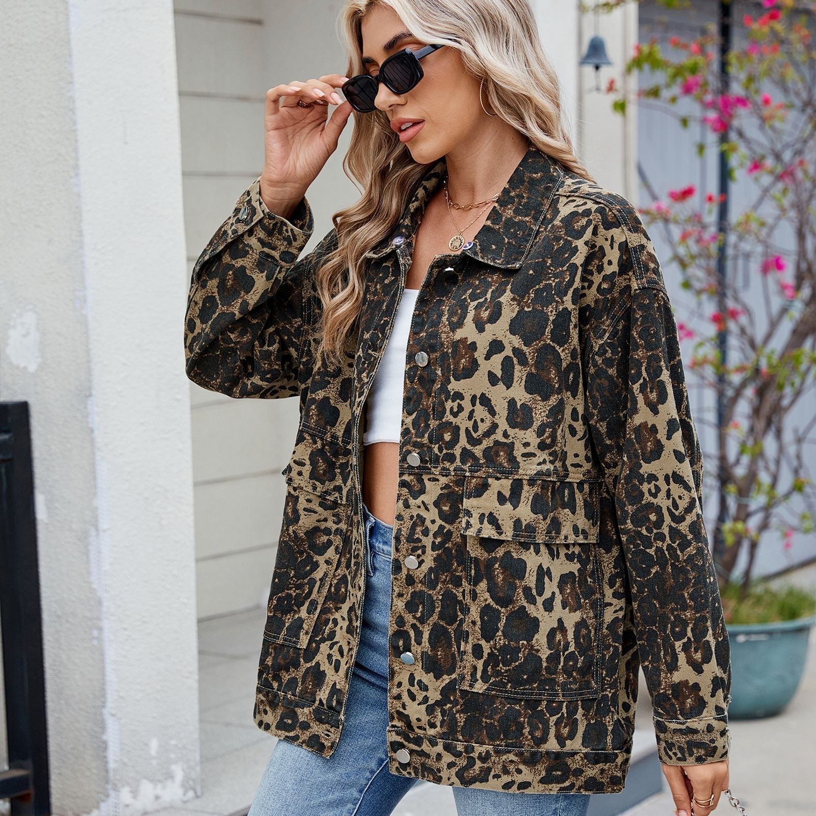 Veste en jean oversize pour femmes au design léopard moderne avec une coupe décontractée Chic und Stil-Jeans Outfit-PARIS FEMME