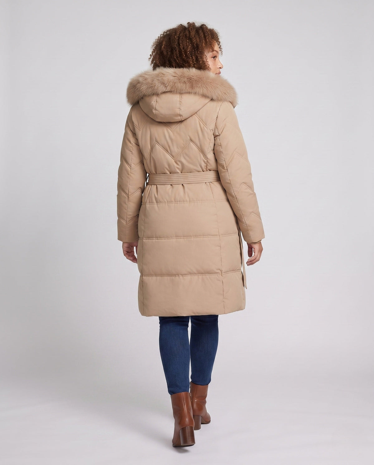 Doudoune longue femme capuche fourrure avec duvet matelassé et coupe taillée