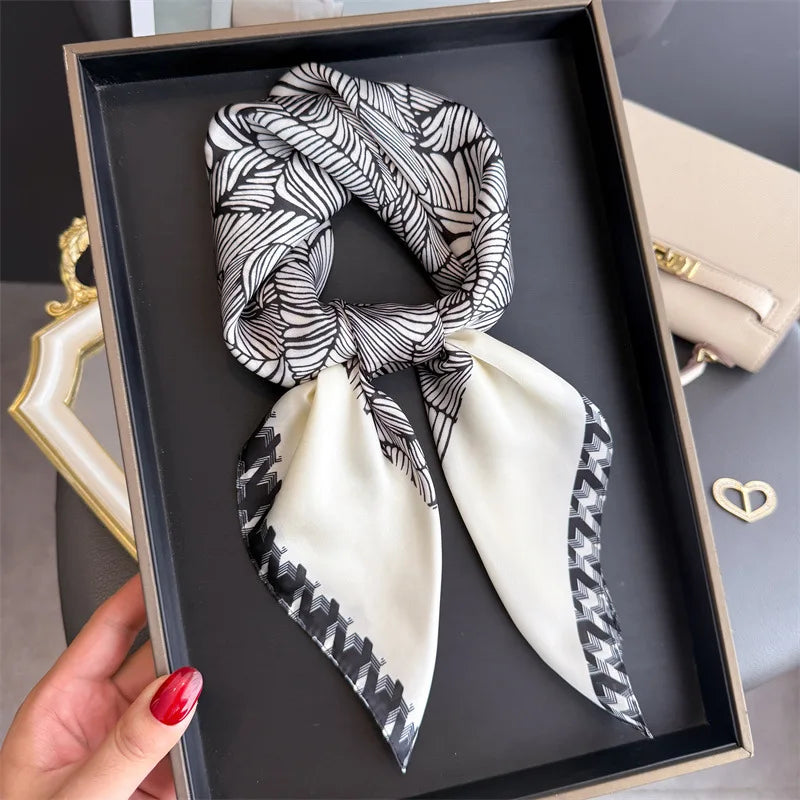 Écharpe en soie 70x70 cm motif floral femme