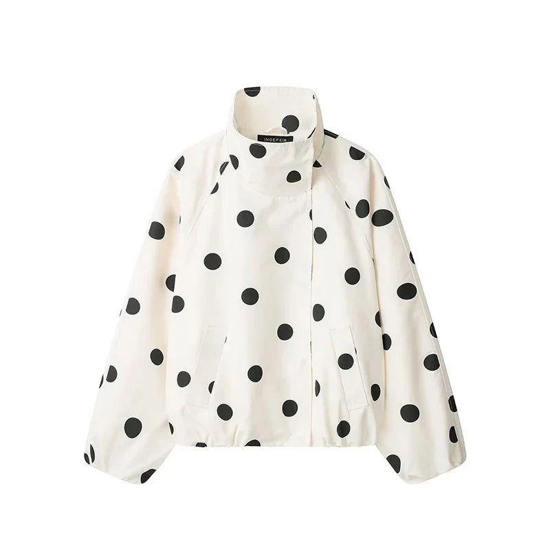 Veste femme à pois noirs col montant zippée fond blanc