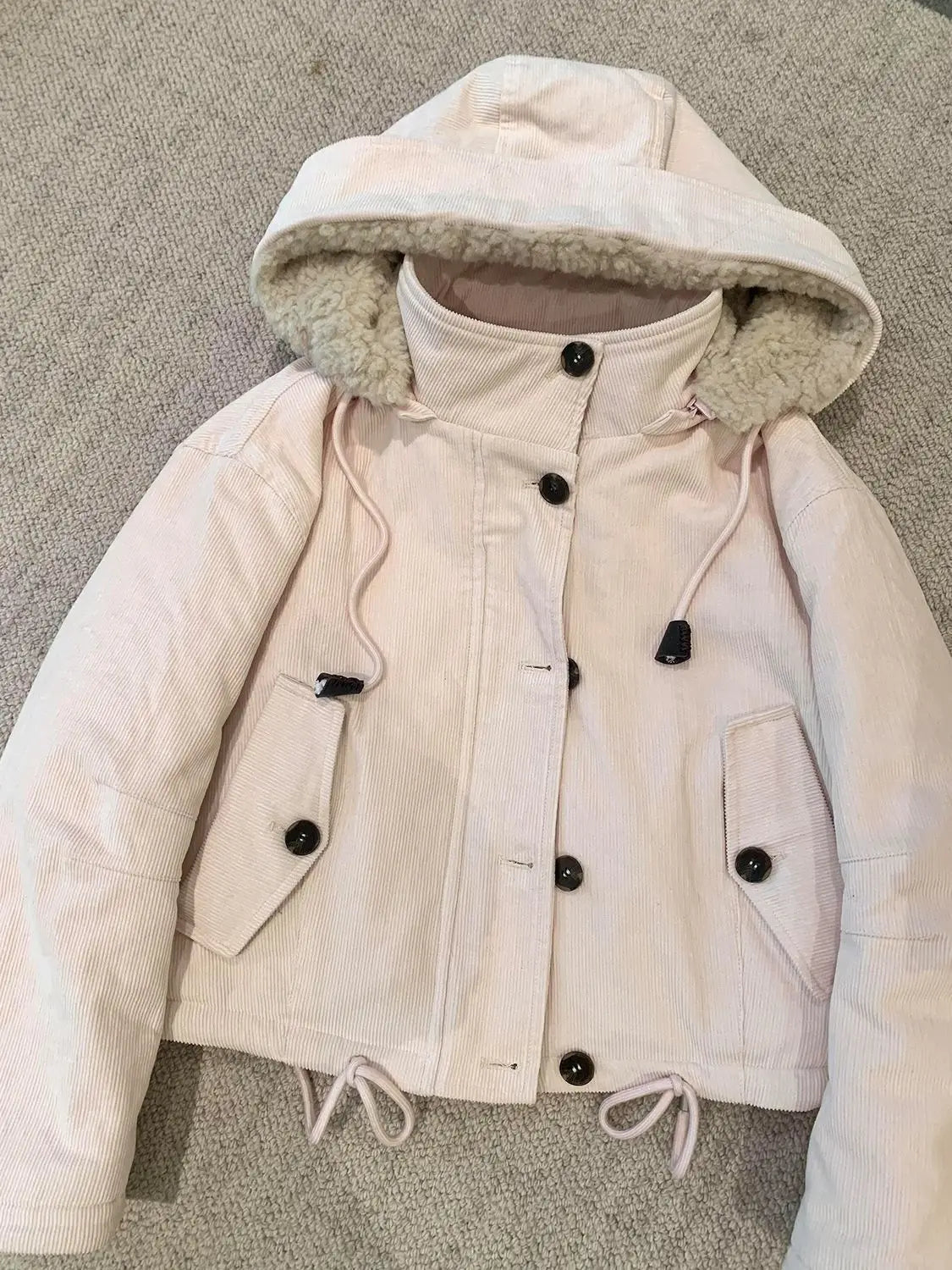 Veste courte femme aspect velours côtelé avec capuche doublée et col montant