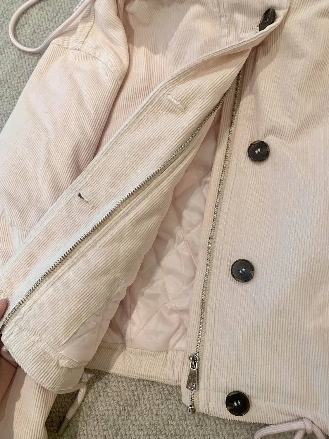 Veste courte femme aspect velours côtelé avec capuche doublée et col montant