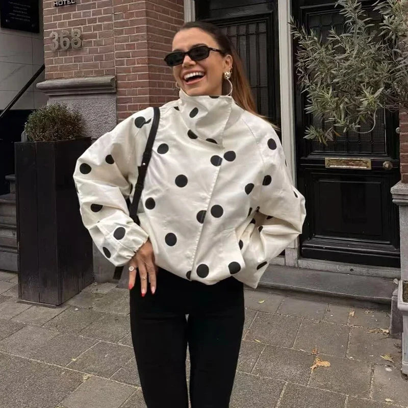 Veste femme à pois noirs col montant zippée fond blanc